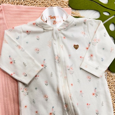 Kit 2 Macacões + Babador Bandana Flores e Canelado - Rose e Off White Kit 2 Macacões + Babador Bandana Flores e Canelado - Rose e Off White